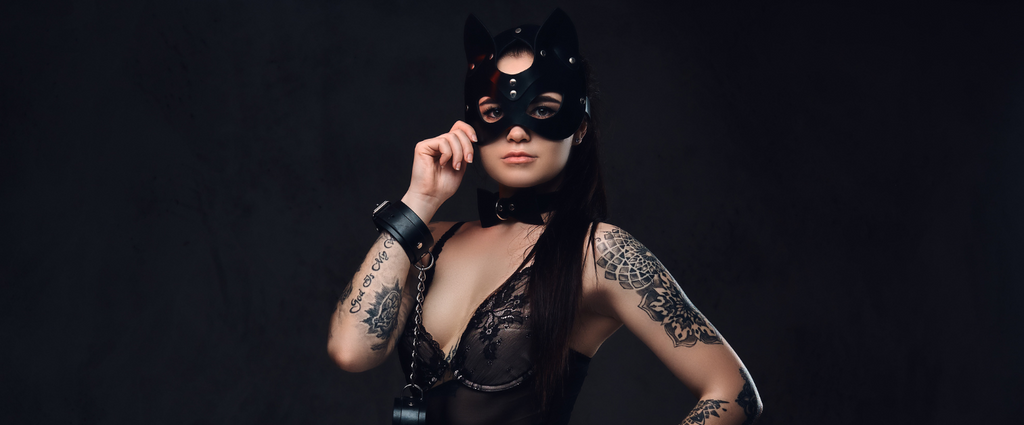 Obey Me Not - Costum Menajeră Sexy Negru – Body Dantelă cu Bust Glitter și Volănașe, Șorț, Pămătuf Decorativ și Bonetă