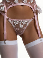 Innocent Desire - Set Lenjerie Sexy Roz Pudră cu Broderie Florală Albă – Sutien, Portjartier și Tanga