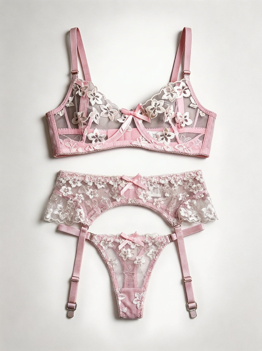 Innocent Desire - Set Lenjerie Sexy Roz Pudră cu Broderie Florală Albă – Sutien, Portjartier și Tanga