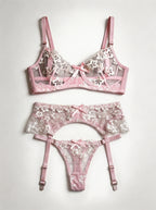 Innocent Desire - Set Lenjerie Sexy Roz Pudră cu Broderie Florală Albă – Sutien, Portjartier și Tanga